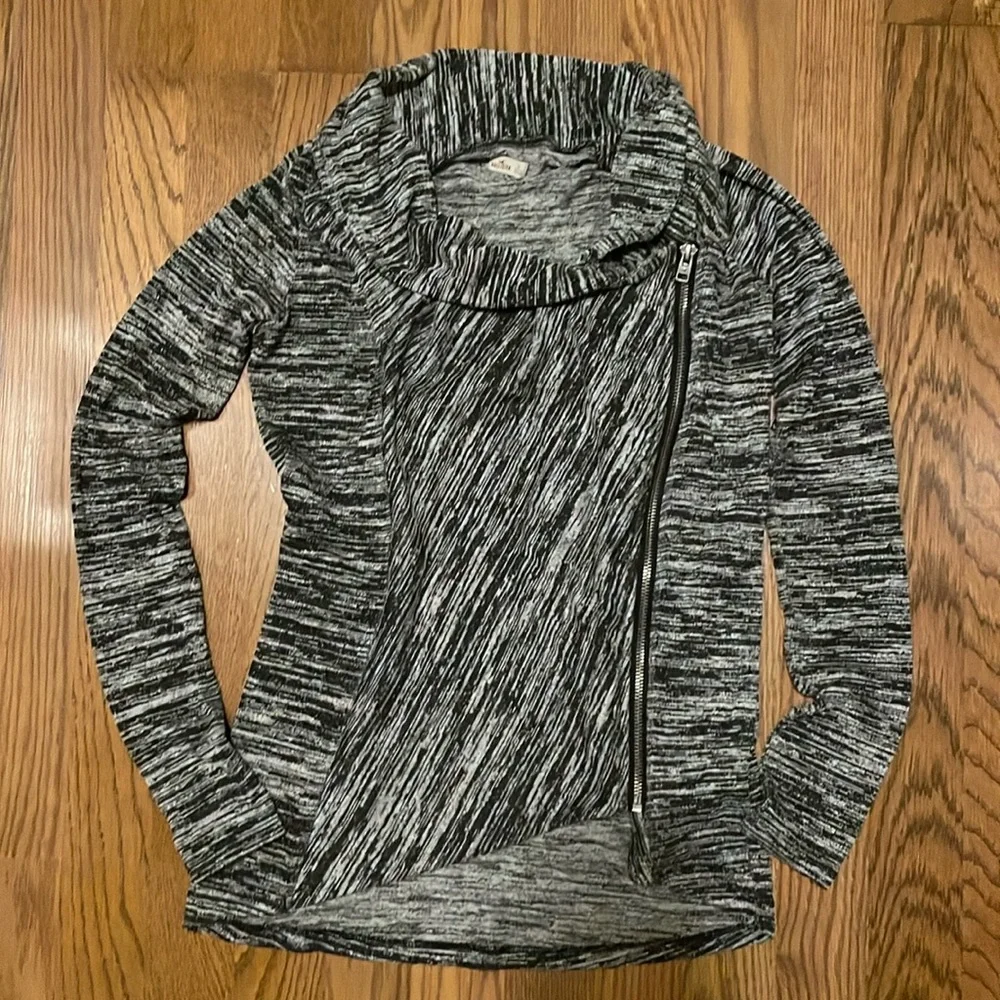 Hollister black & white sweater w/slanted zipper.